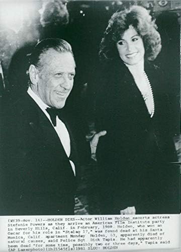 Vintage fotó William Holden, valamint Stefanie Powers érkezik az Amerikai filmintézet fél Beverly Hills-ben