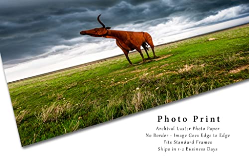 Nyugat-Fotózás Print (keret nélkül) Kép Óriás Acél Longhorn Szobor Alatt viharfelhők a Tavaszi Nap Texasban Tehén Wall